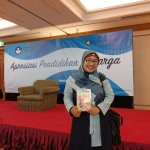 Dian Kusumawardani punya banyak cerita mengenai masalah parenting. Ia menuangkan pengalamannya dalam sebuah website deestories.com. Saat ini Dian juga merupakan seorang konselor laktasi bersertifikat. Ia juga memberikan pelayanan home visit untuk membantu ibu sukses menyusui dan pijat laktasi. Yuk, simak liputan interview BP-Guide dengan Dian Kusumawardani. 