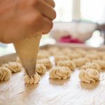 Menyantap kue kering saat senggang memang bisa jadi pilihan yang tepat. Apalagi jika menyantapnya bersama keluarga. Anda bisa membuat sendiri kue kering yang enak. Salah satunya adalah membuat kue semprit. Kue yang satu ini mudah dibuat, loh. Simak resep dan juga rekomendasi cetakannya dari kami!