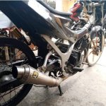Kamu penggemar balap drag bike dan tertarik untuk memodifikasi motor seperti para pembalap drag bike? Kamu bisa jadikan beberapa motor berikut ini sebagai acuan untuk memulai hobi balapmu. Kira-kira kamu ingin motor drag yang mana?