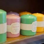 Aromaterapi lilin selain bisa membuat tubuh dan pikiran menjadi lebih rileks, juga bisa menjadi salah satu hiasan atau dekorasi ruang yang indah dipandang mata. Tertarik untuk mencobanya? Simak rekomendasi BP-Guide berikut!