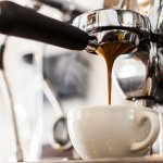 Pencinta kopi espresso? Kalau begitu kamu harus menengok mesin pembuat kopi espresso dengan harga terjangkau yang direkomendasikan BP-Guide ini.  Tidak hanya memenuhi kebutuhan kafeinmu, tapi kamu bisa merasakan jadi barista untuk diri sendiri loh.