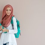 Memakai hijab bukan berarti Anda tidak bisa tampil modis dan trendy. Kali ini BP-Guide akan menghadirkan atasan hijab terbaru yang sedan trend di tahun 2017 ini. Jadi Anda tidak perlu takut ketinggalan trend fashion terbaru. Silahkan disimak!