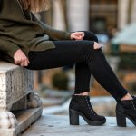 30 Pilihan Celana Jeans Hitam Wanita dan Atasan yang Sesuai Rekomendasi Pakar Fashion untuk Tampilan Menawan!
