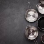 Ibu-ibu di rumah pasti sudah tidak asing lagi dengan wajan. Alat dapur ini lebih sering digunakan untuk menggoreng makanan, namun juga biasa digunakan untuk menumis. Artikel ini akan memberikan informasi yang lebih luas tentang jenis-jenis wajan dan fungsinya.