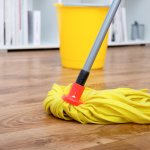 Mengepel lantai menjadi salah satu cara terbaik untuk menjaga rumah agar tetap bersih. Dalam artikel ini, BP-Guide akan memberikan rekomendasi alat pel lantai peras untuk semua ruangan. Yuk, simak bersama!