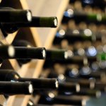 Wine adalah minuman yang melambangkan kemewahan. Minuman wine biasanya berusia puluhan atau bahkan ratusan tahun. Semakin tua usia sebuah wine, semakin mahal pula harganya. Yuk, simak daftar minuman termahal dari BP-Guide berikut ini.