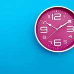 Setiap orang tentu ingin memanfaatkan waktu sebaik mungkin. Agar bisa mengatur waktu dengan baik, kita butuh penunjuk waktu. Jam dinding bisa jadi pilihan kamu. Nah, tempatkan jam dinding di setiap ruangan agar lebih mudah mengetahui waktu. Kamu bisa intip dulu tips memilih jam dinding unik sebelum mengecek rekomendasi jam dinding unik yang bisa dibeli di Shopee!