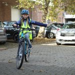 Bersepeda menjadi salah satu olahraga yang cukup difavoritkan di saat pandemi Covid-19. Nah, bersepeda yang baik tentunya juga mesti melengkapi keamanan diri. Salah satunya dengan menggunakan helm.