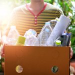 Bosan dengan hiasan kamar yang itu-itu saja? Coba deh kamu manfaatkan barang bekas yang ada di sekitar kamu untuk membuat aneka kerajinan tangan. Hasil kreasi kamu bisa dipajang menjadi dekorasi kamar yang apik tiada duanya.