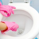 Toilet adalah bagian kamar mandi yang harus dijaga kebersihannya. Jika ingin toilet kamar mandi tetap bersih, kamu mesti membersihkan kloset secara rutin. Jangan khawatir, kini kamu bisa membersihkan kloset secara mudah dengan bantuan pembersih kloset ini!