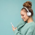 Menggunakan headphone memang menambah sensasi pada berbagai aktivitas yang dilakukan. Namun pastikan, Anda punya headphone terbaik yang nyaman digunakan dalam waktu lama. Yuk, simak rekomendasinya dalam artikel BP-Guide berikut ini!