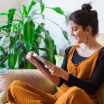 Novel romantis biasanya memiliki penggemar yang cukup banyak. Selain memiliki permasalahan yang bisa saja terjadi dalam kehidupan nyata, novel romantis disukai karena berkaitan dengan percintaan dan kasih sayang yang penuh romansa indah. Tak heran bila novel seringkali diminati oleh remaja dan anak muda. Tahun ini banyak novel romantis yang bisa menjadi pilihan Anda untuk menikmati waktu senggang. Berikut beberapa pilihannya!