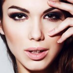 Salah satu bagian wajah yang sering ditonjolkan kala merias adalah mata. Ada beberapa cara untuk merias mata seperti yang dijelaskan dalam artikel ini. Jika trik-trik ini dilakukan dengan benar, maka mata akan terlihat lebih indah dan riasannya bisa bertahan lama.