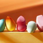 Makeup sponge adalah salah satu alat yang berfungsi untuk mengaplikasikan foundation, bedak, atau riasan lainnya ke wajah. Oleh karena itu, perlu dibersihkan maksimal setelah dipakai. Yuk, cek tips-tipsnya!