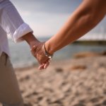 Gelang couple menunjukkan bahwa dua orang yang berbeda dapat menjadi satu kesatuan yang harmonis dan saling mendukung. Gelang couple juga dapat menjadi bentuk pernyataan cinta yang unik dan romantik.