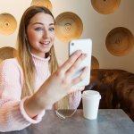 Menjadi seorang vlogger memang tidak mudah dan membutuhkan waktu yang panjang. Menciptakan konten-konten berkualitas menjadi PR para vlogger. Apabila kamu ingin menjadi seorang fashion vlogger, kamu perlu menciptakan konten yang menginspirasi dan bermanfaat untuk penonton vlog kamu. 