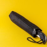 Saat musim hujan, payung adalah hal penting untuk dibawa. Jangan sampai kamu tidak bawa payung karena cuaca bisa berubah kapan saja. Payung tidak hanya berfungsi saat cuaca sedang hujan. Payung juga bisa kamu gunakan saat sinar matahari sedang terik dan saat kamu sedang beraktivitas di luar ruangan. Nah, simak deretan rekomendasi payung lipat menarik dari kami!