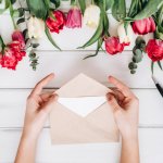 職場の仲間の結婚は、応援する意味も込めて、みんなで温かくお祝いしたいイベントです。ここでは、職場一同からお祝いの言葉を贈る際に、どんなメッセージが喜ばれるのか、その書き方や喜ばれるポイントをご紹介します。注意しておきたい結婚祝いのマナーや、そのまま使える文例も載せているので、参考にして温かみのあるメッセージを作ってくださいね。