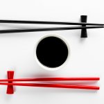 結婚のお祝いに、毎日囲む食卓に欠かせない夫婦箸をプレゼントしませんか？今回は「結婚祝いに贈る夫婦箸」にフォーカスし、人気ブランドランキングから、失敗しない選び方や予算まで徹底分析しました。箸を選ぶ時にはデザインだけでなく、長さや太さといったサイズ感や、箸本体に使用している染料などの素材、箸や箸先の形状、食洗器に対応しているかなど、様々なポイントがあります。是非参考にしてください。