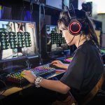 Bermain game tidak akan seru jika tanpa suara. Agar lebih seru, kamu harus menggunakan headset. Alat ini akan membantu kamu mendengarkan suara-suara yang ada dalam game dengan lebih detail dan jelas. Headphone gaming ini tak selalu berharga mahal, ada juga yang cukup murah, loh.