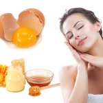 Nhờ có chứa hàm lượng Vitamin dồi dào và đa dạng nên trứng gà không chỉ được khuyến khích trong khẩu phần ăn hàng ngày mà còn được ứng dụng trong rất nhiều quy trình làm đẹp cho da. Top 10 mỹ phẩm làm đẹp có chứa lòng đỏ trứng gà được giới thiệu trong bài viết sau đây chính là lựa chọn hoàn hảo giúp bạn nuôi dưỡng làn da thêm rạng rỡ. 