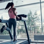 Treadmill memungkinkan Anda untuk melakukan latihan kardio dengan intensitas tinggi, tanpa harus keluar rumah atau pergi ke pusat kebugaran. 