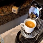 Anda, pencinta kopi yang menghargai kecepatan dan cita rasa, sambutlah pengalaman unik dengan mesin kopi Nespresso. Dengan sentuhan elegan, mesin ini tidak hanya menyeduh kopi, tetapi juga menciptakan ritual nikmat yang tak terlupakan setiap pagi.

