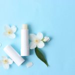 Masalah bibir kering bisa diatasi dengan memakai lip balm rutin setiap hari. Kini ada banyak produk lip balm yang bisa dijadikan pilihan untuk merawat bibir yang kering. Bahkan lip balm juga memiliki banyak manfaat lainnya lho! Mau tahu apa saja manfaat lip balm? Yuk, simak lebih lanjut.