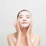 Merawat kulit memang butuh banyak produk, apalagi jika kulit kamu terbilang kering. Jika kondisi kulitmu kering, kamu harus tahu tips mengatasi kulit keringmu. Selain itu, kamu akan butuh masker khusus untuk kulit kering. Memakai masker bisa membantu menghidrasi kulit keringmu. Nah, simak rekomendasi masker kulit keringmu!