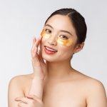 Mata adalah bagian tubuh yang mampu membuatmu terlihat cantik. Dengan perawatan yang tepat, matamu akan menjadi bagian yang paling menawan. Salah satu alternatif perawatan adalah dengan menggunakan masker mata. Jika kamu ragu, berikut adalah rekomendasi masker mata yang cocok untukmu. Cek langsung, yuk!