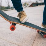 Olahraga skateboard telah menarik banyak perhatian, terutama di kalangan anak muda. Bagi Anda yang baru mencoba terjun ke olahraga ekstrem tersebut, ini dia 10 rekomendasi skateboard pemula yang cocok untuk berlatih.