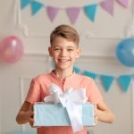 Untuk merayakan ulang tahun anak laki-laki yang berkesan, kado khusus harus dipersiapkan. Kado sebaiknya tidak hanya menghibur, tetapi juga mengandung unsur edukatif yang bisa mendukung tumbuh kembang mereka. Simak rekomendasi kado untuk anak laki-laki dalam artikel BP-Guide berikut ini.