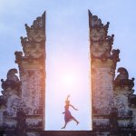 Bali adalah tujuan wisata favorit no. 1 bagi wisatawan lokal, dan juga masuk daftar list favorit tujuan wisata Internasional. Dengan pantainya yang eksotis, di pemukiman desa yang penuh dengan sawah nan tenang, serta warisan kebudayaannya yang masih tetap bertahan seiring dengan kehidupan modern di sekitarnya. Anda berencana berlibur ke Bali, atau rencana bulan madu dengan pasangan untuk merayakan pernikahan Anda? BP-Guide merekomendasikan tempat wisata yang populer di Bali, beserta akomodasi yang dijamin bisa memanjakan Anda dengan maksimal selama berlibur di Bali.