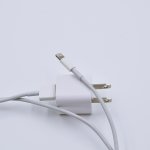 Bagi pengguna iPhone, kabel yang rusak mungkin bukan hal yang asing lagi. Agar kesehatan baterai tetap terjaga, pastikan Anda memilih kabel yang bagus. Dalam artikel ini, BP-Guide akan memberikan rekomendasinya buat Anda.