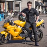 Siapa yang tak kenal dengan merek sepeda motor asal Jepang yang satu ini? Dikenal karena ketangguhan dan kecepatannya, Yamaha bisa jadi pilihan tepat untuk kamu yang doyan mengendarai motor sport dan kebut-kebutan. 