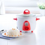 Menggunakan rice cooker mini untuk ukuran kecil dan lebih praktis. Selain bisa digunakan untuk keluarga kecil atau anak kost, bisa juga Anda gunakan untuk traveling. Memiliki fungsi yang sama dengan kualitas nasi yang sama pula. Sebelumnya, apakah Anda ingin tahu bagaimana menanak nasi agar enak dan pulen? BP-Guide punya caranya. Jangan salah membeli rice cooker mini ya. Bisa menggunakan tips yang BP-Guide punya dan rekomendasi rice cooker mini terbaik untuk pilihan terbaik Anda. 
