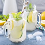 Akhir-akhir ini gelas berbentuk jar atau mirip stoples sedang banyak digandrungi dan banyak digunakan untuk menyajikan minuman di berbagai kafe dan restoran. Kamu juga bisa menyajikan minuman spesial untuk keluarga atau teman dengan rekomendasi gelas jar pilihan BP-Guide di bawah ini lho!