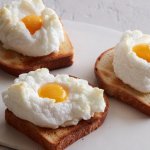 Telur adalah salah satu bahan makanan yang cukup terjangkau, mudah ditemui dan mudah diolah. Gizinya tinggi dengan kandungan protein yang baik bagi tubuh. Telur kerap dimasak menjadi berbagai hidangan yang cocok sebagai menu sarapan hingga hidangan makan malam dan berikut 10 resep makanan dari telur yang praktis dibuat di rumah.