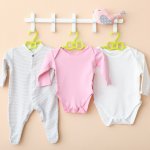 Anda mencari baju terusan yang nyaman untuk bayi? Berikut BP-Guide rekomendasikan baju terusan terbaik yang cocok digunakan si kecil. Bahannya yang halus dan lembut menjadi hal utama yang perlu dipertimbangkan. Selain itu, ada juga tips memilih baju terusan terbaik untuk bayi.