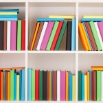 Bikin ruangan jadi lebih menarik tak perlu banyak dekorasi loh. Kamu bisa memanfaatkan furnitur sekaligus sebagai penghias ruangan. Misalnya saja rak buku, dengan model yang modern, rak buku bisa jadi dekorasi ruang juga!