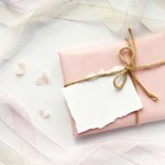 大切なお母さんの誕生日は、普段言えない気持ちを伝える絶好の機会です。ここでは、母・義母へ向けた誕生日メッセージはどんなものが喜ばれるか解説しています。実際の文例もたくさんご紹介しますので、ぜひ書き方や喜んでもらうためのポイントなどを参考に素敵なメッセージを作ってくださいね。