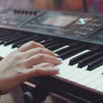 Sebagian orang tidak hanya suka mendengarkan musik saja, tetapi juga memainkan alatnya dan menciptakan musik sendiri. Keyboard jadi salah satu alat musik paling populer yang banyak dipelajari. Melalui artikel ini, Anda akan mendapatkan rekomendasi keyboard terbaik untuk semua kalangan, mulai dari pemula hingga profesional.