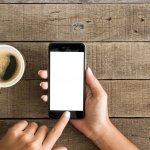 Bisa disebut sebagai smartphone anti lemot, iPhone kerap menjadi pilihan untuk anak muda hingga para pebisnis.  Dengan kecepatan software yang stabil, iPhone bisa menjadi pertimbangan atas kebimbangan Anda saat memilih di antara Apple atau Android. iOS dari Apple yang cenderung ringan dan stabil membuatnya tak seperti Android yang harus memiliki RAM besar untuk beroperasi tanpa lag. 