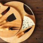 Keju adalah salah satu makanan yang banyak kita konsumsi setiap hari. Tahukah kamu bahwa ada banyak jenis pisau untuk memotong keju yang kita makan? Simak pembahasannya bersama kami di BP-Guide, ya!