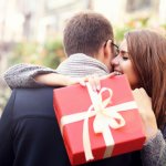 इस साल आप अपने प्रेमी के  लिए क्या उपहार चुनने जा रहे हैं? महिलाएं आमतौर पर अपने बॉयफ्रेंड के लिए सरप्राइज  प्लानिंग पसंद करती हैं, लेकिन जब गिफ्ट चुनने की बात आती है, तो यह जटिल हो सकता है। एक प्रेमिका के लिए एक उपहार खरीदना बहुत आसान है, बहुत सी चीजें हैं जो हर लड़की को पसंद है! और लड़को का क्या? उनको खुश करना आसान नहीं! लेकिन हमने कुछ प्रेरणा देने के लिए एक विशेष रोमांटिक उपहार की सूचि बनायीं है जो आप दोनों का प्यार और बड़ा देगा । 