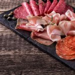 Proses pengawetan makanan seperti daging tentunya sangat penting. Terlebih jika Anda khawatir daging akan membusuk atau bau setelah ditinggal beberapa hari saat bepergian. Bila seperti itu tentunya daging harus segera dibuang karena sudah tidak layak untuk dikonsumsi. Nah berikut BP Guide berikan cara tepat mengolah daging di rumah. 