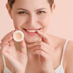 Anda yang memiliki masalah kulit bibir kering, temukan lip balm yang efektif dalam memberikan perawatan ekstra dan menjaga kelembutan bibir Anda.