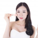 Banyak wanita yang ingin memiliki wajah secantik artis-artis Korea. Selain meniru perawatan wajah yang dilakukan mereka, kosmetik Korea juga banyak dilirik. Yuk, lihat produk-produk dari merek kosmetik Korea ternama yang banyak menjadi pilihan wanita!