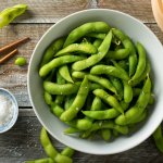 Di antara banyaknya camilan sehat yang ada, kamu wajib coba kacang edamame. Biji-bijian yang satu ini kaya akan kandungan nutrisi yang dibutuhkan tubuhmu dan pastinya nggak bikin badan tambah melar. Nggak percaya? Simak info selengkapnya dan rekomendasi produk edamame sehat berkualitas di artikel BP-Guide berikut ini!