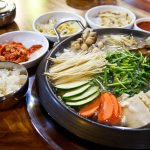 Jika Anda tengah merindukan petualangan kuliner yang tak terlupakan, Bogor menyuguhkan pengalaman menyantap masakan Korea yang luar biasa. Di tengah suasana hujan yang khas Bogor, nikmati kelezatan dari 10 restoran Korea terbaik yang telah kami pilih dengan cermat. 
